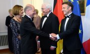 Macron and German Chancellor Olaf Scholz at a state banquet in Bellevue Palace on Sunday. (© picture alliance/dpa/Bernd von Jutrczenka)