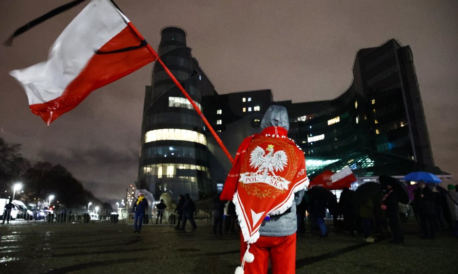 Im Dezember 2023 demonstrieren Anhänger der abgewählten PiS-Regierung mit einem Sitzstreik im Gebäude des öffentlich-rechtlichen Rundfunks gegen medienpolitische Maßnahmen der neuen Tusk-Regierung. (© picture alliance / Anadolu / Jakub Porzycki)
