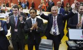 Reform UK leader Nigel Farage (right) rejoices. (© picture-alliance/empics / Peter Byrne)