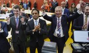 Reform UK leader Nigel Farage (right) rejoices. (© picture-alliance/empics / Peter Byrne)