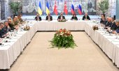 Die Delegationen der Ukraine und Russlands bei den Verhandlungen in Istanbul am 16. Mai. (© picture alliance/dpa/POOL / Ramil Sitdikov)