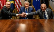 From left: Ilham Aliyev, Donald Trump, Nikol Pashinyan (picture alliance / SIPA  Daniel Torok/White House)