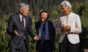 Während einer Pause des Symposiums bespricht sich Powell am Freitag, 22. August mit seinem japanischen Amtskollegen Kazuo Ueda und EZB-Chefin Christine Lagarde. (© picture alliance / ASSOCIATED PRESS / AMBER BAESLER)