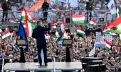 Opposition leader Péter Magyar at a rally in Budapest. (© picture alliance / ASSOCIATED PRESS / Denes