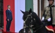 Premierminister Magyar bei einer Zeremonie nach seiner Amtseinführung vor dem Parlament in Budapest. (© picture alliance / NurPhoto / Balint Szentgallay)