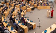 Inga Ruginienė delivers a speech in parliament. (© picture alliance / ASSOCIATED PRESS / Mindaugas Kulbis)