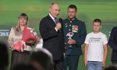 Poutine décore une famille qui a "défendu la patrie". (© picture alliance / ZUMAPRESS.com / Vyacheslav Prokofiev/Russian Gov)