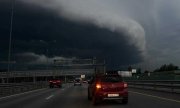 Rauchwolke über Elektrostal bei Moskau am Samstag, 18. Juli. (© picture alliance / Anadolu / Stringer)