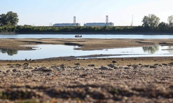多瑙河和匈牙利帕克斯核電廠的景色。 （© 圖片聯盟 / Daniel Kiss/MTI via AP / Daniel Kiss）
