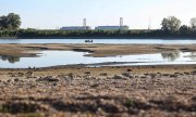 Blick auf die Donau und das ungarisches Atomkraftwerk Paks. (© picture alliance / Daniel Kiss/MTI via AP / Daniel Kiss)