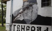 Bespritztes Mladić-Graffiti in Belgrad 2022. (© picture-alliance/dpa)