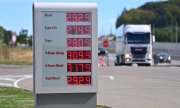 Mancherorts in Europa beträgt der Dieselpreis bereits um die 3 Euro pro Liter. (© picture alliance / SvenSimon / Frank Hoermann)
