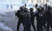 Straßenschlacht zwischen Polizei und Protestierenden in Paris am 17. Oktober. (© picture alliance / ASSOCIATED PRESS / Hiromi Uechi)