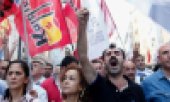 Hundreds of demonstrators gathered in Istanbul, blaming the government's Syria policy for the attack. (© picture-alliance/dpa)