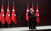 Turkish Prime Minister Binali Yıldırım describing the agreement reached with Israel. (© picture-alliance/dpa)