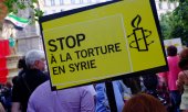 Des manifestations contre la torture en Syrie avaient déjà lieu en 2012 à Paris (© picture-alliance/dpa)