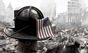 Ein Feuerwehrmann schaut im August 2002 auf den Ground Zero in New York (© picture-alliance/dpa)