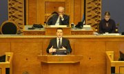 Jüri Ratas outside the Estonian parliament. (© picture-alliance/dpa)