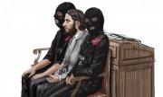 A drawing from the courtroom shows the accused Abdeslam between two police officers. (© picture-alliance/dpa)