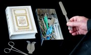 Tools used in the Jewish circumcision ritual. (© picture-alliance/dpa)