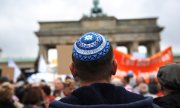 Мужчина в кипе на демонстрации против антисемитизма в Берлине. (© picture-alliance/dpa)