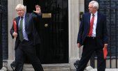 Boris Johnson (li.) und David Davis vergangene Woche vor dem Amtssitz der Premierministerin. (© picture-alliance/dpa)