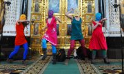 Die Aktivistinnen von Pussy Riot bei ihrer Aktion in der Moskauer Christ-Erlöser-Kathedrale. (© picture-alliance/dpa)