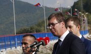 Sırbistan Cumhurbaşkanı Vučić, Kuzey Mitroviça'daki konuşmasında. (© picture-alliance/dpa)