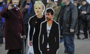 Kiev'de Julia Timoşenko ve Volodimir Selenski'nin karton figürleri. (© picture-alliance/dpa)