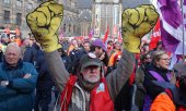 Gewerkschaftler demonstrieren in Amsterdam für höhere Renten. (© picture-alliance/dpa)