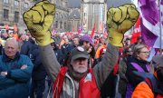 Sendikalılar daha yüksek emeklilik maaşı için Amsterdam'da gösteri yapıyor. (© picture-alliance/dpa)