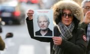 Julian Assange'ın serbest bırakılması için Paris'te gösteri yapan insanlar. (© picture-alliance/dpa)