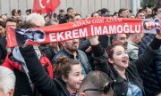 Les partisans d'İmamoğlu célèbrent la victoire de leur candidat. (© picture-alliance/dpa)