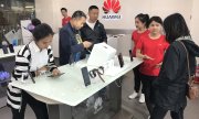 Pekin'deki bir Huawei mağazasında müşteriler. (© picture-alliance/dpa)