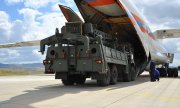 Lieferung der  ersten Teile des russischen Raketensystems auf einem Militärflugplatz bei Ankara geliefert. (© picture-alliance/dpa)