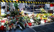 Flowers at Frankfurt's main railway station. (© picture-alliance/dpa)