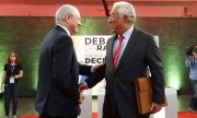 Rui Rio and António Costa (right) shake hands before a TV debate featuring the leading candidates in the election campaign. (© picture-alliance/dpa)