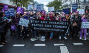 Paris'teki göstericiler, kadına yönelik şiddetle mücadelenin daha çok desteklenmesini istiyor.  (© picture-alliance/dpa)