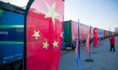 Le premier train de containers en provenance de Chine arrive sur l'île de Rügen, en Allemagne, le 12 novembre 2019. Ce train était parti de Xi'an, en Chine centrale, avant d'être transbordé sur un bateau en Russie. L'itinéraire fait partie des "nouvelles routes de la soie". (© picture-alliance/dpa)