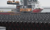 Rohre für Nord Stream 2 werden am 12. Dezember 2019 in Sassnitz auf ein Schiff verladen. (© picture-alliance/dpa)