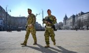 Soldiers on patrol in Debrecen. (© picture-alliance/dpa)