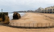 Fransa'da Biarritz kasabasında boş bir plaj. (© picture-alliance/dpa)