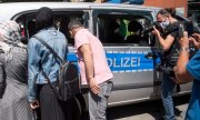 A police vehicle that suffered damage on the night of 21 June 2020. (© picture-alliance/dpa)