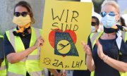 Lufthansa employees demonstrate as the shareholders' meeting on the rescue package takes place. (© picture-alliance/dpa)