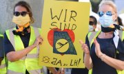 Lufthansa çalışanları, hissedar toplantısı öncesinde kurtarma paketinin kabulü için gösteri yapıyor. (© picture-alliance/dpa)