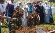 Yeni teşhiş edilebilen dokuz kurbanın, eskiden Mavi Miğferliler üssü olan Potočari mezarlığında toprağa verilişi (11 Temmuz 2020). (© picture-alliance/dpa)