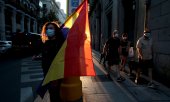 Une femme brandissant à Madrid le drapeau de la Seconde République espagnole. (© picture-alliance/dpa)