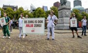 Nurses demonstrating for higher pay. (© picture-alliance/dpa)