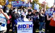 Biden/Harris-Anhänger in Wilmington feiern den Wahlsieg des demokratischen Gespanns. (© picture-alliance/dpa)