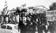 İşçi ve öğrenciler, işgal edilmiş Atina Politeknik Üniversitesi önünde (16 Kasım 1973). (© picture-alliance/dpa)